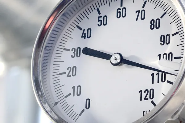 How are pressure gauge accuracy classes classified?